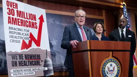 De izquierda a derecha, los senadores decmócratas Chuck Schumer, Amy Klobuchar y Raphael Warnock, quienes hablan en conferencia sobre los subsidios a la atención médica.