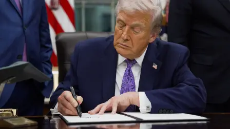 Trump firma decreto sobre regulación de Inteligencia Artificial.