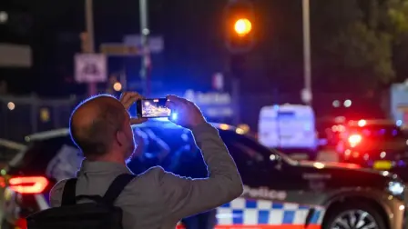 El ataque se produjo casi exactamente 11 años después de que un hombre armado tomara como rehenes a 18 personas en el Lindt Cafe de Sídney. Dos rehenes y el pistolero murieron tras 16 horas de enfrentamiento.

Para más información del tema, visita: https://www.eleconomista.com.mx/internacionales/reportan-12-muertos-tiroteo-fiesta-judia-bondi-beach-australia-20251214-791168.html 

¡Síguenos en nuestras redes sociales para mantenerte informado!

Twitter: https://twitter.com/eleconomista 
Facebook: https://www.facebook.com/ElEconomista.mx
Instagram: https://www.instagram.com/eleconomistamx
LinkedIn: https://www.linkedin.com/company/el-economista/

#ElEconomista #Tiroteo #BondiBeach