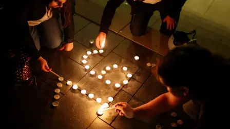 La policía informó que alrededor de 1,000 personas asistieron a la celebración de Janucá.

Para más información del tema, visita: https://www.eleconomista.com.mx/internacionales/aumentan-16-muertos-tiroteo-masivo-balneario-bondy-beach-australia-20251214-791194.html

¡Síguenos en nuestras redes sociales para mantenerte informado!

Twitter: https://twitter.com/eleconomista 
Facebook: https://www.facebook.com/ElEconomista.mx
Instagram: https://www.instagram.com/eleconomistamx
LinkedIn: https://www.linkedin.com/company/el-economista/
T

#ElEconomista #EETV