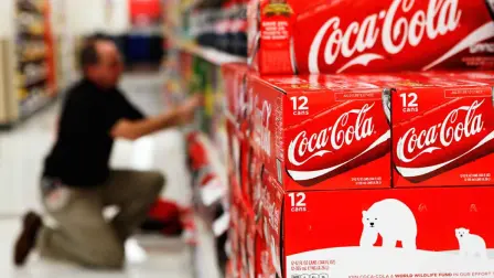 Dueños de tienditas aseguran que la empresa dio a conocer ajustes "notables" en los precios de sus productos: algunos proveedores comentan que es un tema de impuestos, mientras otros aseguran desconocer la causa detrás del incremento.

Para más información del tema, visita: https://www.eleconomista.com.mx/finanzaspersonales/coca-cola-precios-refrescos-aumentan-20-visperas-nuevo-ieps-20251217-791627.html

¡Síguenos en nuestras redes sociales para mantenerte informado!

Twitter: https://twitter.com/eleconomista 
Facebook: https://www.facebook.com/ElEconomista.mx
Instagram: https://www.instagram.com/eleconomistamx
LinkedIn: https://www.linkedin.com/company/el-economista/

#ElEconomista #CocaCola #Precios