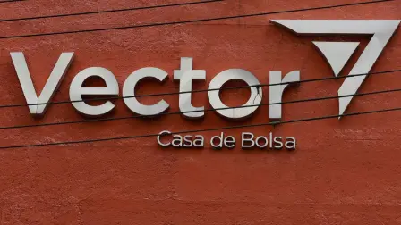 La CNBV aseguró, que la determinación no guarda relación con las medidas adoptadas por la FinCEN del Departamento del Tesoro de Estados Unidos.

Para más información del tema, visita: https://www.eleconomista.com.mx/sectorfinanciero/revocacion-licencia-vector-casa-bolsa-peticion-voluntaria-medidas-fincen-cnbv-20251217-791780.html

¡Síguenos en nuestras redes sociales para mantenerte informado!

Twitter: https://twitter.com/eleconomista 
Facebook: https://www.facebook.com/ElEconomista.mx
Instagram: https://www.instagram.com/eleconomistamx
LinkedIn: https://www.linkedin.com/company/el-economista/

#ElEconomista #CNBV #VectorCasadeBolsa