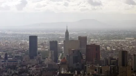 La economía mexicana volvería a presentar una contracción en noviembre, luego de la ligera recuperación que se estimó para octubre, de acuerdo con la información del Inegi.

Para más información del tema, visita: https://www.eleconomista.com.mx/economia/economia-mexicana-caeria-0-2-mensual-noviembre-2025-ioae-inegi-20251218-791891.html

¡Síguenos en nuestras redes sociales para mantenerte informado!

Twitter: https://twitter.com/eleconomista 
Facebook: https://www.facebook.com/ElEconomista.mx
Instagram: https://www.instagram.com/eleconomistamx
LinkedIn: https://www.linkedin.com/company/el-economista/

#ElEconomista #EETV