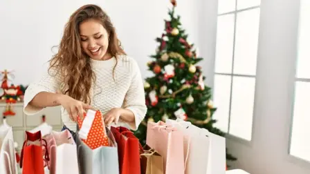 En la temporada navideña 2025, las familias mexicanas refuerzan la tradición de obsequiar, destinando entre 2,500 y 3,500 pesos en promedio a la compra de regalos como ropa, electrónicos, juguetes y artículos personalizados.

Para más información del tema, visita: https://www.eleconomista.com.mx/finanzaspersonales/compran-mexicanos-navidad-regalos-metodos-pago-marcas-populares-ano-20251219-792009.html

¡Síguenos en nuestras redes sociales para mantenerte informado!

Twitter: https://twitter.com/eleconomista 
Facebook: https://www.facebook.com/ElEconomista.mx
Instagram: https://www.instagram.com/eleconomistamx
LinkedIn: https://www.linkedin.com/company/el-economista/
T

#ElEconomista #EETV