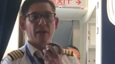 La Agencia Federal de Aviación Civil abrió una investigación administrativa por el incidente ocurrido en un vuelo de Magnicharters con destino a Cancún, luego de que un piloto detuviera la operación de la aeronave tras ser notificado de su despido, cuando los pasajeros ya se encontraban a bordo.

Para más información del tema, visita: https://www.eleconomista.com.mx/empresas/afac-investiga-incidente-vuelo-magnicharters-aicm-despido-piloto-20251220-792198.html 

¡Síguenos en nuestras redes sociales para mantenerte informado!

Twitter: https://twitter.com/eleconomista 
Facebook: https://www.facebook.com/ElEconomista.mx
Instagram: https://www.instagram.com/eleconomistamx
LinkedIn: https://www.linkedin.com/company/el-economista/

#ElEconomista #AICM #Magnicharters