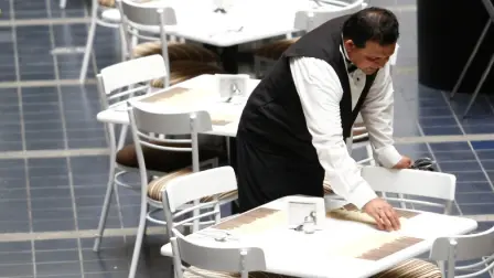 El mercado laboral cerró noviembre con una fuerte contracción, marcada por una pérdida superior al millón de empleos y un deterioro concentrado en la informalidad. Aunque la desocupación abierta se mantuvo baja, el desempleo extendido volvió a repuntar.

Para más información del tema, visita: https://www.eleconomista.com.mx/capital-humano/enoe-reporta-perdida-1-millon-empleos-noviembre-20251224-792662.html 

¡Síguenos en nuestras redes sociales para mantenerte informado!

Twitter: https://twitter.com/eleconomista 
Facebook: https://www.facebook.com/ElEconomista.mx
Instagram: https://www.instagram.com/eleconomistamx
LinkedIn: https://www.linkedin.com/company/el-economista/

#ElEconomista #Desempleo #ENOE