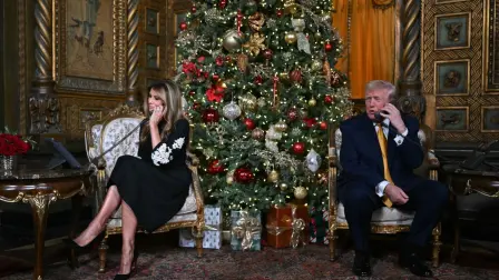 El presidente de Estados Unidos, Donald Trump, y la primera dama, Melania Trump, participan en llamadas telefónicas del NORAD para rastrear a Santa Claus, en Nochebuena, desde el club Mar-a-lago en Palm Beach, Florida, el 24 de diciembre de 2025.