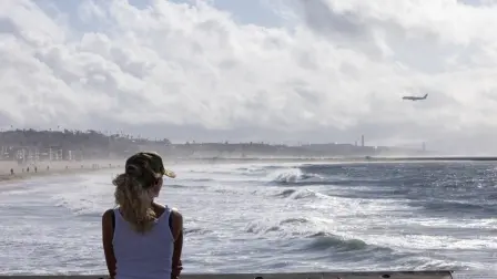 Una persona observa el Océano Pacífico desde el muelle de Venice durante un descanso en las tormentas que afectaron el sur de California el 25 de diciembre de 2025 en Venice, California.