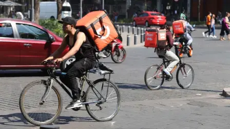Con los nuevos porcentajes de exclusión de la STPS y sin contar propinas, a partir de enero de 2026, algunas de las personas trabajadoras de plataformas digitales deberán ganar un poco menos de 19,000 pesos para acceder a la protección completa del IMSS.

Para más información del tema, visita: https://www.eleconomista.com.mx/capital-humano/19-000-pesos-deberan-alcanzar-trabajadores-apps-2026-asegurados-imss-20251226-792847.html 

¡Síguenos en nuestras redes sociales para mantenerte informado!

Twitter: https://twitter.com/eleconomista 
Facebook: https://www.facebook.com/ElEconomista.mx
Instagram: https://www.instagram.com/eleconomistamx
LinkedIn: https://www.linkedin.com/company/el-economista/

#ElEconomista #Repartidores #IMSS