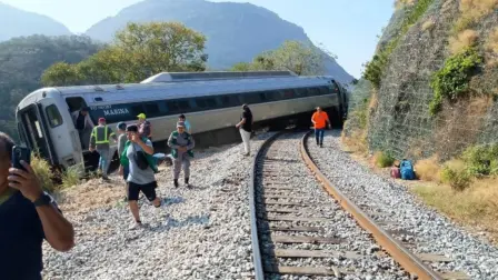 La Marina atiende la situación. No obstante, no refirió víctimas mortales ni personas heridas.

Para más información del tema, visita: https://www.eleconomista.com.mx/politica/descarrila-tren-interoceanico-oaxaca-viajaban-250-personas-20251228-792960.html 

¡Síguenos en nuestras redes sociales para mantenerte informado!

Twitter: https://twitter.com/eleconomista 
Facebook: https://www.facebook.com/ElEconomista.mx
Instagram: https://www.instagram.com/eleconomistamx
LinkedIn: https://www.linkedin.com/company/el-economista/

#ElEconomista #TrenInteroceánico #Oaxaca