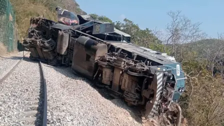 Las tareas de investigación sobre el incidente estarán a cargo de la Agencia Reguladora del Transporte Ferroviaria (ARTF).

Para más información del tema, visita: https://www.eleconomista.com.mx/empresas/apoyo-federal-estatal-ayudar-descarrilamiento-tren-claudia-sheinbaum-20251228-792964.html 

¡Síguenos en nuestras redes sociales para mantenerte informado!

Twitter: https://twitter.com/eleconomista 
Facebook: https://www.facebook.com/ElEconomista.mx
Instagram: https://www.instagram.com/eleconomistamx
LinkedIn: https://www.linkedin.com/company/el-economista/

#ElEconomista #TrenInteroceánico #ClaudiaSheinbaum