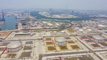 La refinería Olmeca, que este 2025 cumple su primer año completo de operación, aportó 126,000 barriles diarios al proceso de crudo de Pemex. Foto: AFP.