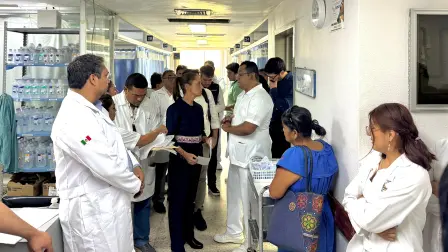 La presidenta de México, Claudia Sheinbaum, acudió a los hospitales donde se encontraban los lesionados tras el incidente en el Tren Interurbano.