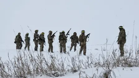 Soldados ucranianos realizan ejercicios de entrenamiento militar cerca de la frontera con Rusia.