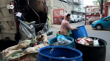 Restos de comida, botellas y envoltorios son los residuos que más aumentan durante Navidad y Año Nuevo en Ciudad de México, donde apenas se recicla el 40% de los desechos. El Plan "Basura Cero" busca cambiarlo.

¡Síguenos en nuestras redes sociales para mantenerte informado!

Twitter: https://twitter.com/eleconomista 
Facebook: https://www.facebook.com/ElEconomista.mx
Instagram: https://www.instagram.com/eleconomistamx
LinkedIn: https://www.linkedin.com/company/el-economista/

#ElEconomista #EETV
