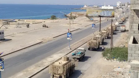A convoy of armoured vehicles makes its way along a street in the port city Mukalla, southern Yemen, on January 1, 2026. Separatists from Yemen's Southern Transitional Council said on January 1, 2026, that Saudi-aligned government forces would enter territories seized by the UAE-backed group, in a step that appeared unlikely to satisfy Saudi Arabia after it repeatedly demanded their full withdrawal. (Photo by AFP)
