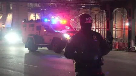Un vehículo blindado llega a la sede de la DEA en el bajo Manhattan, donde se espera el traslado de Nicolás Maduro.
