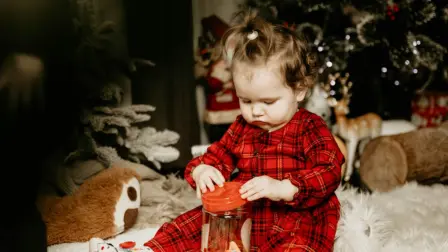 Niña jugando con un frasco. El plomo es probablemente el contaminante más estudiado en juguetes.
