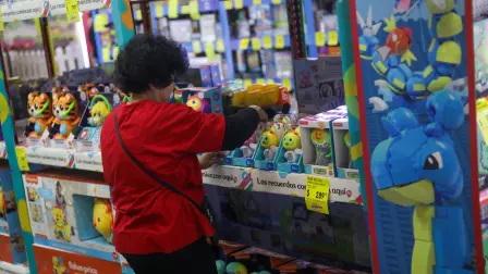 Los Reyes Magos buscan el regalo ideal para cumplir con las peticiones de la carta que los niños dejan en un zapato.