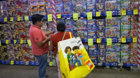 Reyes Magos compran juguetes para regalar el 6 de enero.