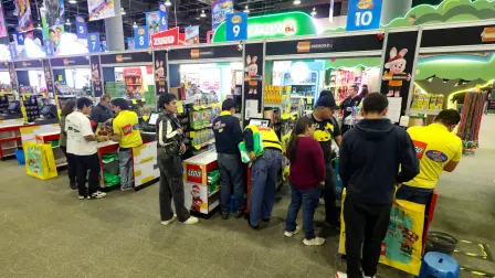 Reyes Magos compran juguetes para regalar el 6 de enero.
