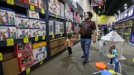 Reyes Magos compran juguetes para regalar el 6 de enero.