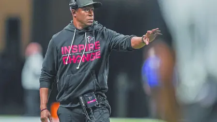 El entrenador de los Atlanta Falcons, Raheem Morris, en la banda durante el partido contra los New Orleans Saints en el Mercedes-Benz Stadium.