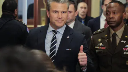 El secretario Pete Hegseth llega a una reunión informativa con los líderes bicamerales del Congreso en el Capitolio, este lunes.