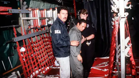 El general Eduardo Noriega, custodiado por agentes de la DEA tras su detención el 3 de enero de 1990, en el transcurso de la invasión estadounidense de Panamá (20 de diciembre de 1989-31 de enero de 1990).
