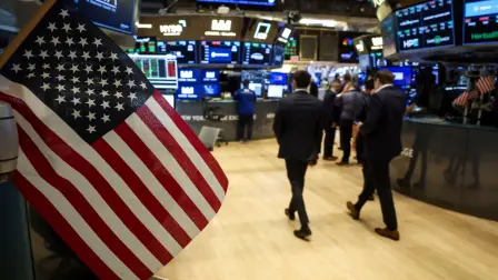 La medida puede ser un golpe para los fondos ‌de capital privado, pero también presionó a las acciones de ⁠los constructores de viviendas.

Para más información del tema, visita: https://www.eleconomista.com.mx/mercados/trump-busca-prohibir-inversiones-compra-viviendas-familiares-wall-street-20260107-794233.html

¡Síguenos en nuestras redes sociales para mantenerte informado!

Twitter: https://twitter.com/eleconomista 
Facebook: https://www.facebook.com/ElEconomista.mx
Instagram: https://www.instagram.com/eleconomistamx
LinkedIn: https://www.linkedin.com/company/el-economista/

#ElEconomista #EETV