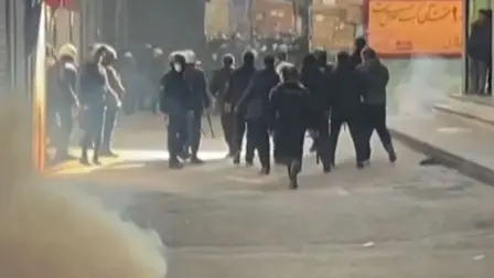 Las manifestaciones en Irán estallaron el 28 de diciembre, cuando comerciantes de Teherán organizaron una protesta contra el aumento de los precios y el colapso del rial.

Para más información del tema, visita: https://www.eleconomista.com.mx/internacionales/iran-corta-internet-12-dias-protestas-aumento-precios-20260108-794424.html

¡Síguenos en nuestras redes sociales para mantenerte informado!

Twitter: https://twitter.com/eleconomista 
Facebook: https://www.facebook.com/ElEconomista.mx
Instagram: https://www.instagram.com/eleconomistamx
LinkedIn: https://www.linkedin.com/company/el-economista/

#ElEconomista #EETV