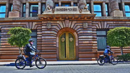 La incertidumbre respecto a la política comercial de Estados Unidos y la persistencia de los conflictos geopolíticos ha llevado a los bancos centrales a fortalecer sus posiciones de reservas como medida preventiva ante posibles choques externos.

Para más información del tema, visita: https://www.eleconomista.com.mx/economia/banxico-registro-acumulacion-historica-reservas-internacionales-20260107-794124.html

¡Síguenos en nuestras redes sociales para mantenerte informado!

Twitter: https://twitter.com/eleconomista 
Facebook: https://www.facebook.com/ElEconomista.mx
Instagram: https://www.instagram.com/eleconomistamx
LinkedIn: https://www.linkedin.com/company/el-economista/

#ElEconomista #Banxico