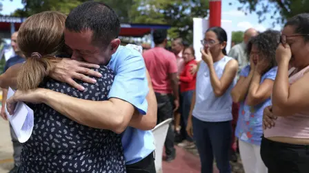 Presos políticos abrazando a sus familiares tras su liberación.