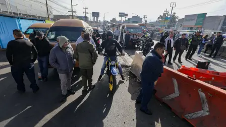 Transportistas de Rutas Hermanas del Estado de México mantienen un bloqueo en la avenida México, a la altura del paradero de Santa Marta, para protestar contra la creciente inseguridad.