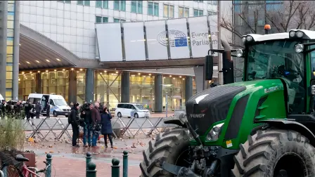 Protesta de agricultores durante la cumbre de la UE el 18 de diciembre de 2025 en la plaza de Luxemburgo de Bruselas, frente al Parlamento Europeo.
