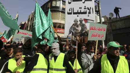 Manifestantes en Amán, la capital jordana, ondean la bandera nacional y las de la Hermandad Musulmana en una manifestación de apoyo a los palestinos el 27 de enero de 2023, un día después de un ataque israelí mortal contra el campamento de Yenín, en la Cisjordania ocupada.