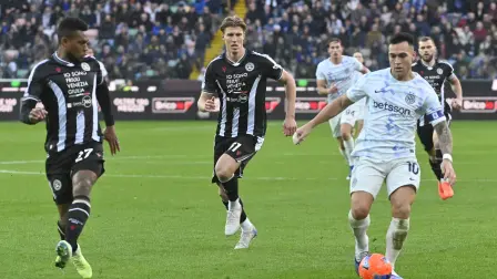 El delantero argentino del Inter de Milán, Lautaro Martínez, controla el balón .