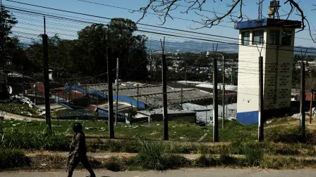 Un miembro del ejército guatemalteco hace guardia afuera de la prisión.