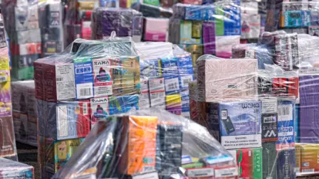 Tras un operativo realizado en el Primer Cuadro de la capital, autoridades capitalinas retiraron de la vía pública más de 50,000 vapeadores, en el marco de la nueva prohibición nacional de estos dispositivos.

Para más información del tema, visita: https://www.eleconomista.com.mx/politica/gobierno-cdmx-decomisa-50-000-vapeadores-endurece-acciones-venta-ilegal-centro-historico-20260117-795758.html 

¡Síguenos en nuestras redes sociales para mantenerte informado!

Twitter: https://twitter.com/eleconomista 
Facebook: https://www.facebook.com/ElEconomista.mx
Instagram: https://www.instagram.com/eleconomistamx
LinkedIn: https://www.linkedin.com/company/el-economista/

#ElEconomista #CDMX #Vapeadores