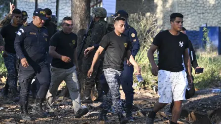 Guardias del Sistema Penitenciario caminan tras ser rescatados.