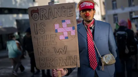 Manifestantes participan en una protesta contra el Foro Económico Mundial.