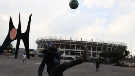 Las “obras de última milla” —localizadas en el entorno del Estadio Ciudad de México— contemplan la mejora en los servicios de colonias aledañas.

Para más información del tema, visita: https://www.eleconomista.com.mx/deportes/mundial-2026-asi-prepara-ciudad-mexico-144-dias-arranque-copa-mundo-20260118-795838.html

¡Síguenos en nuestras redes sociales para mantenerte informado!

Twitter: https://twitter.com/eleconomista 
Facebook: https://www.facebook.com/ElEconomista.mx
Instagram: https://www.instagram.com/eleconomistamx
LinkedIn: https://www.linkedin.com/company/el-economista/
T

#ElEconomista #EETV