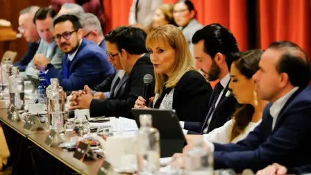 Gloria Guevara, al centro.