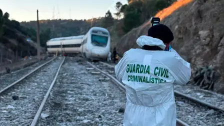 El Equipo Central de Inspecciones Oculares de la Guardia Civil busca evidencias para la identificación de las víctimas y el esclarecimiento de las causas del accidente de Adamuz.