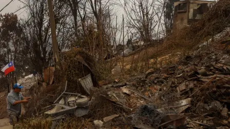 Un residente limpia los escombros de una casa destruida por un incendio forestal en Lirquen, un pueblo cerca de la ciudad de Concepción, el 20 de enero de 2026.