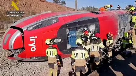 Los bomberos trabajan en la cabecera del tren Iryo siniestrado en Adamuz