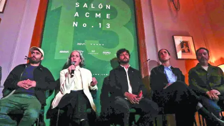 Ana Castella, al micrófono, acompañada por Álvaro Ugarte, Sebastián Vizcaíno y Zazil Barba, cofundadores de Salón Acme, durante el anuncio de la edición 2026.