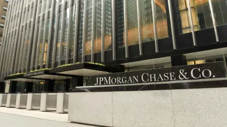 El presidente de Estados Unidos, Donald Trump, demandó a JPMorgan Chase y a su director ejecutivo, Jamie Dimon, alegando que se le había "desbancarizado" injustamente por motivos políticos, según un comunicado judicial al que tuvo acceso este jueves la AFP.

¡Síguenos en nuestras redes sociales para mantenerte informado!

Twitter: https://twitter.com/eleconomista 
Facebook: https://www.facebook.com/ElEconomista.mx
Instagram: https://www.instagram.com/eleconomistamx
LinkedIn: https://www.linkedin.com/company/el-economista/

#ElEconomista #Trump #JPMorgan