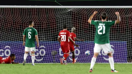 El panameño Richard Peralta tuvo una mala ejecución técnica y terminó por enviar la pelota dentro de su portería.