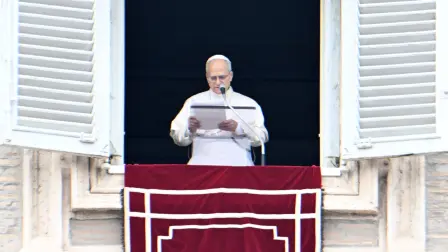 El Papa León XIV se dirige a la multitud desde la ventana del palacio apostólico.